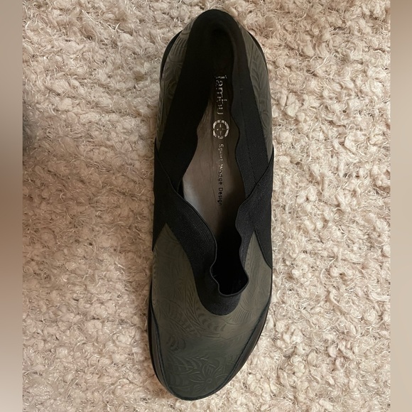 Jambu Embossed Leather Comfort Sport Wedge Design Black and Green Slip-On EUC! - Picture 6 of 11